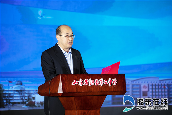 烟台二中副校长李健宣读《烟台二中2021—2022学年度第二学期学校重点