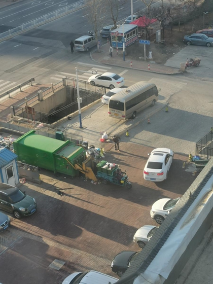 山水龙城c区垃圾压缩站放置在通道上望处理