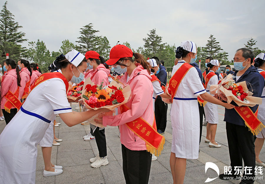 核酸检测医疗队队员献花,佩戴绶带烟台援沪医疗队队员代表发言仪式上