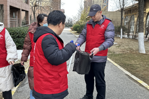 烟台十四中党员师生齐行动 雷锋精神暖人心