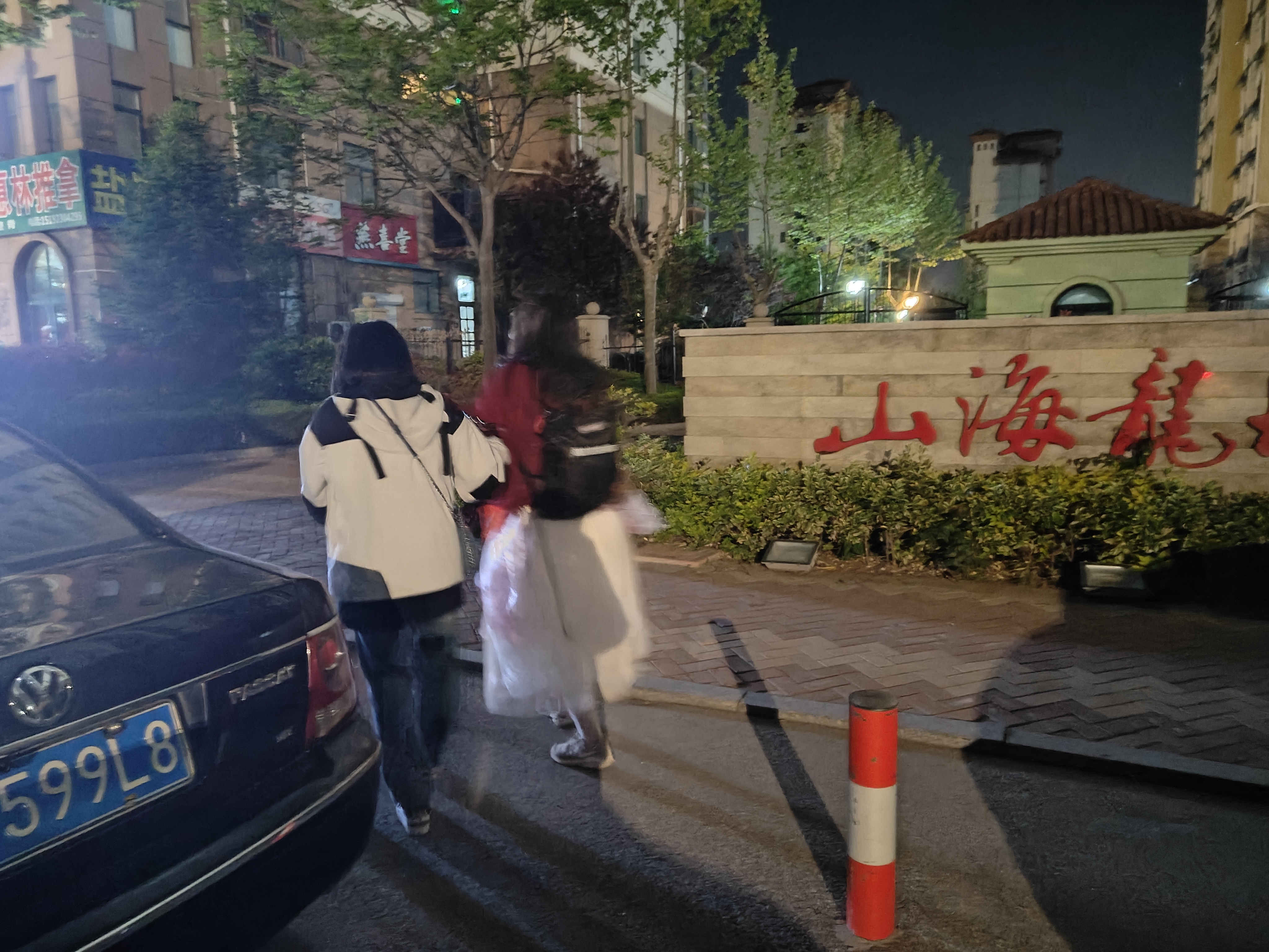 华晨宇演唱会粉丝不慎崴脚 被热心市民热情送回