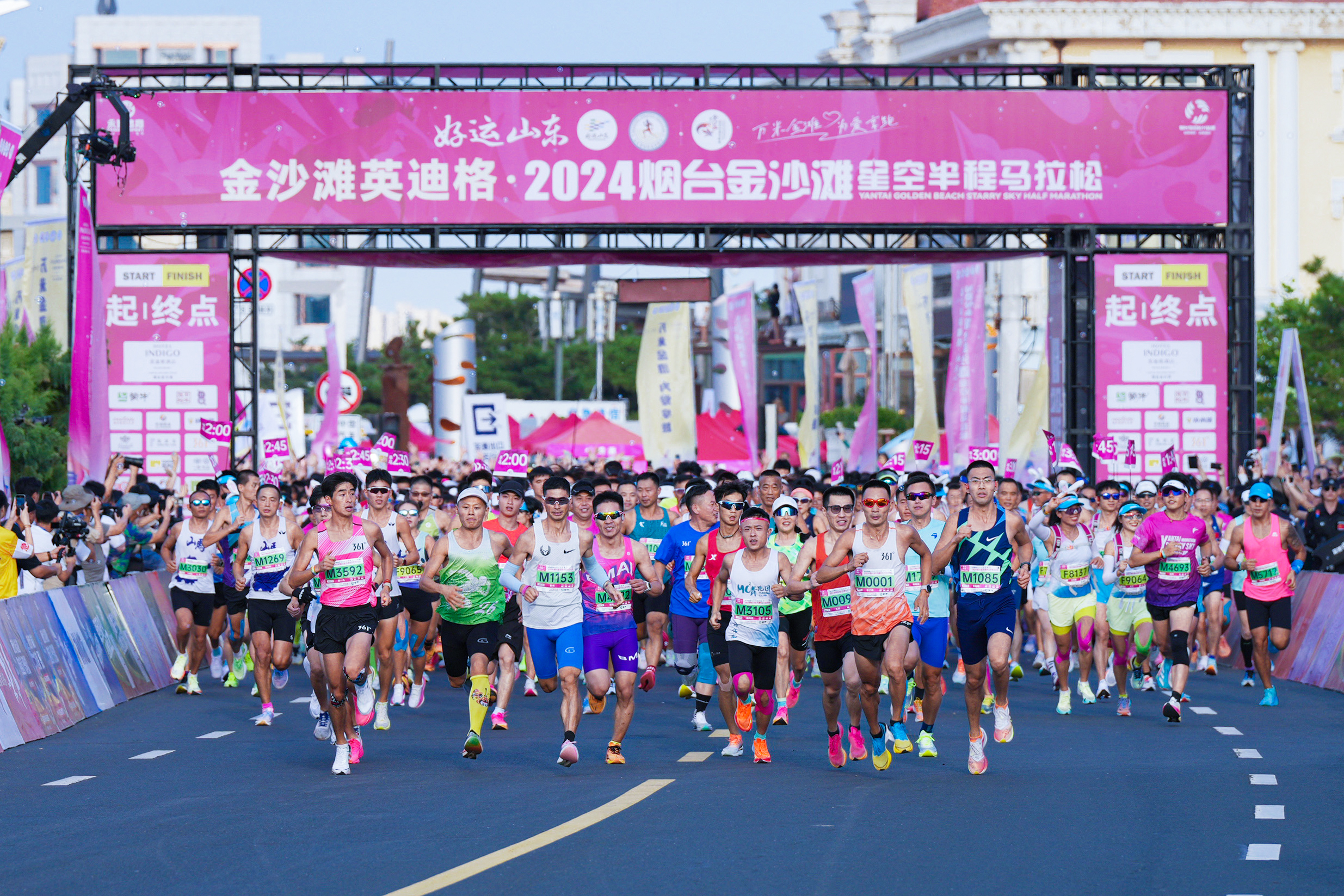 万名跑者打卡最美黄渤海！烟台金沙滩星空马拉松鸣枪开跑