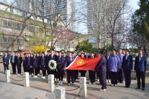 传承红色基因 激发青春使命——烟台二中开展清明祭先烈主题团日活动