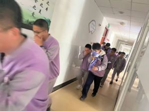 筑牢校园安全防线 烟台二中开展学生公寓防火疏散演练