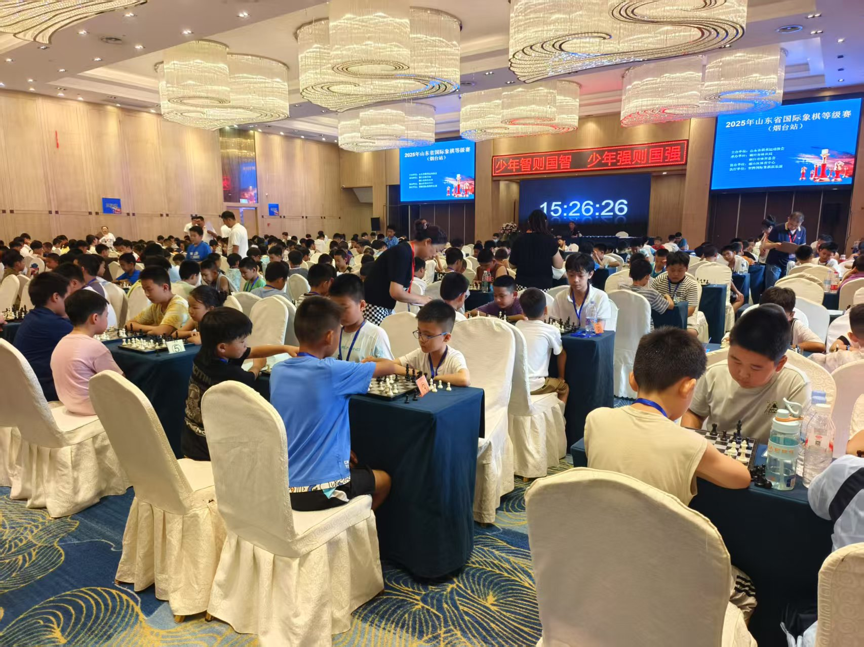 2025年山东省国际象棋等级赛（烟台站）盛大开幕！300名棋手齐聚港城展开智慧对决