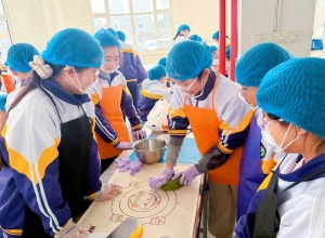 巧手做青团 传承民俗情 东方外国语实验学校开展劳动实践活动