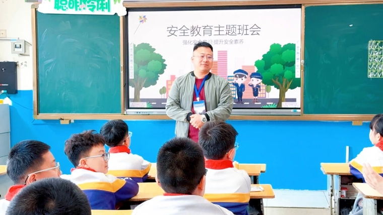 走近彼此 同心同行 东方外国语实验学校开展“一日班主任”活动