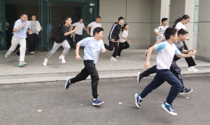 筑牢安全防线 护航平安校园 烟台十四中开展消防紧急疏散演练活动