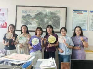 粽香迎端午 非遗润匠心 烟台十三中工会开展宋锦文创体验活动